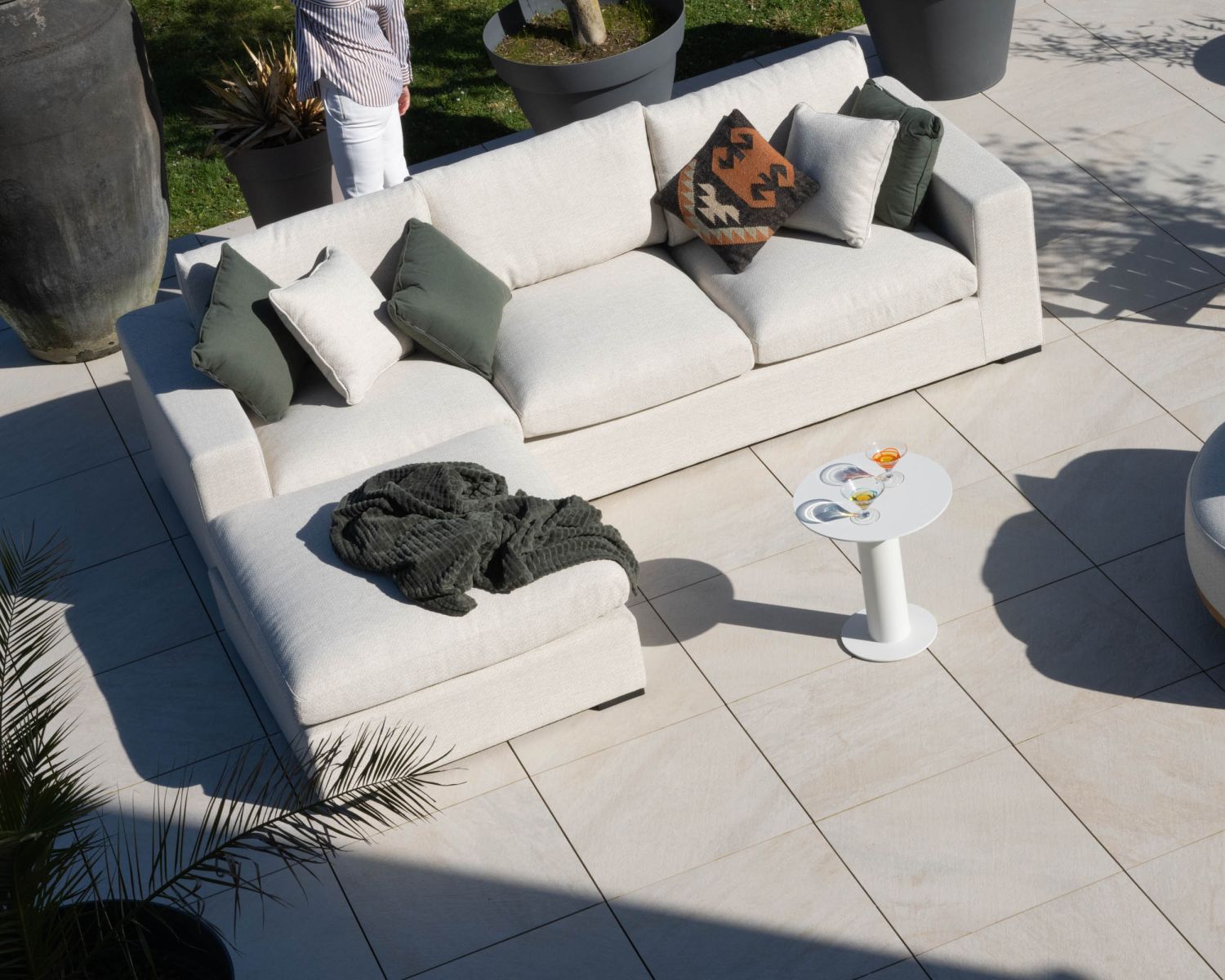 Canapé d'extérieur ultra confort avec ottoman en tissu écru chiné "Toliara" avec coussins décos kaki 