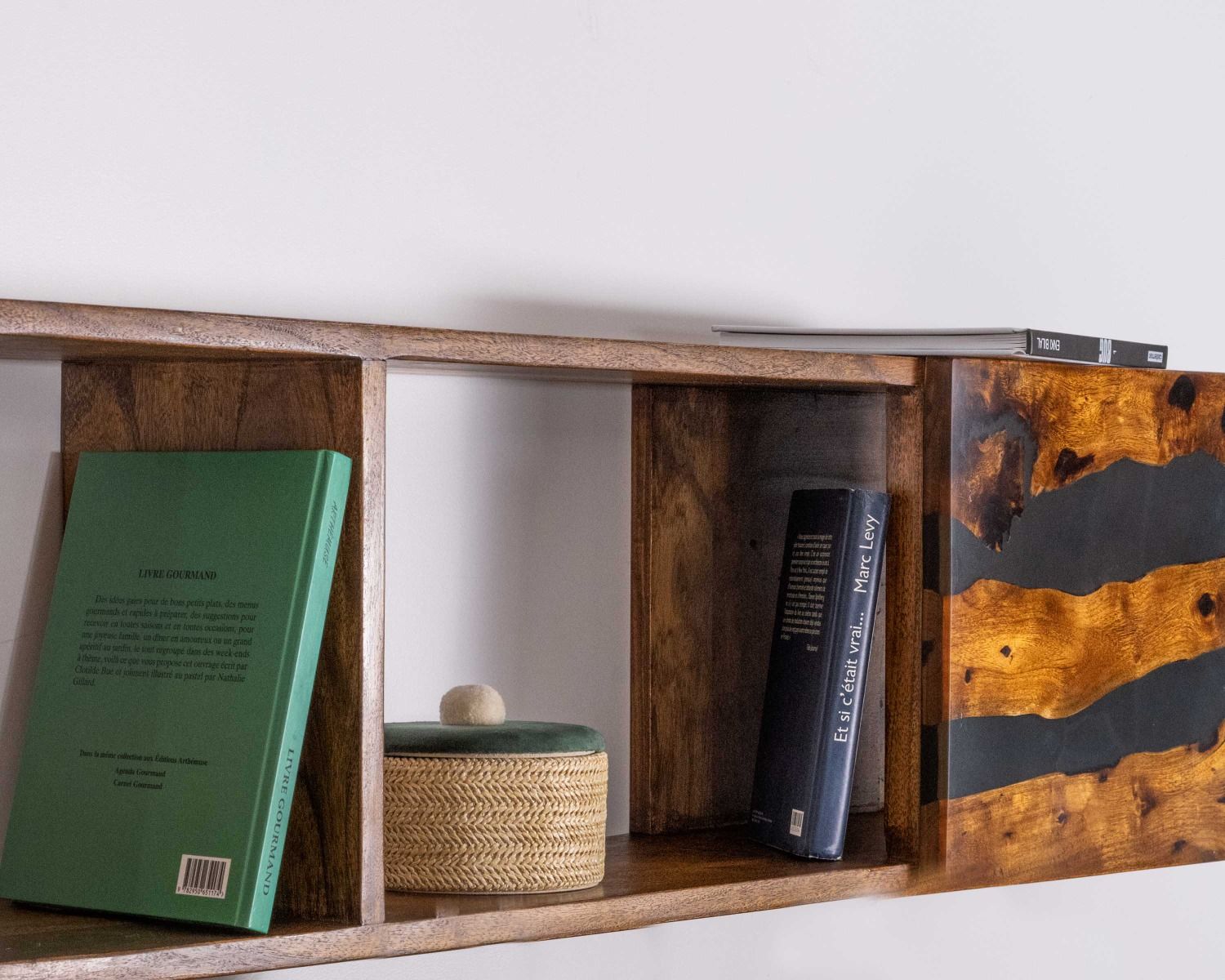 Etagère murale acacia et décor ethnique résine "Membatu"