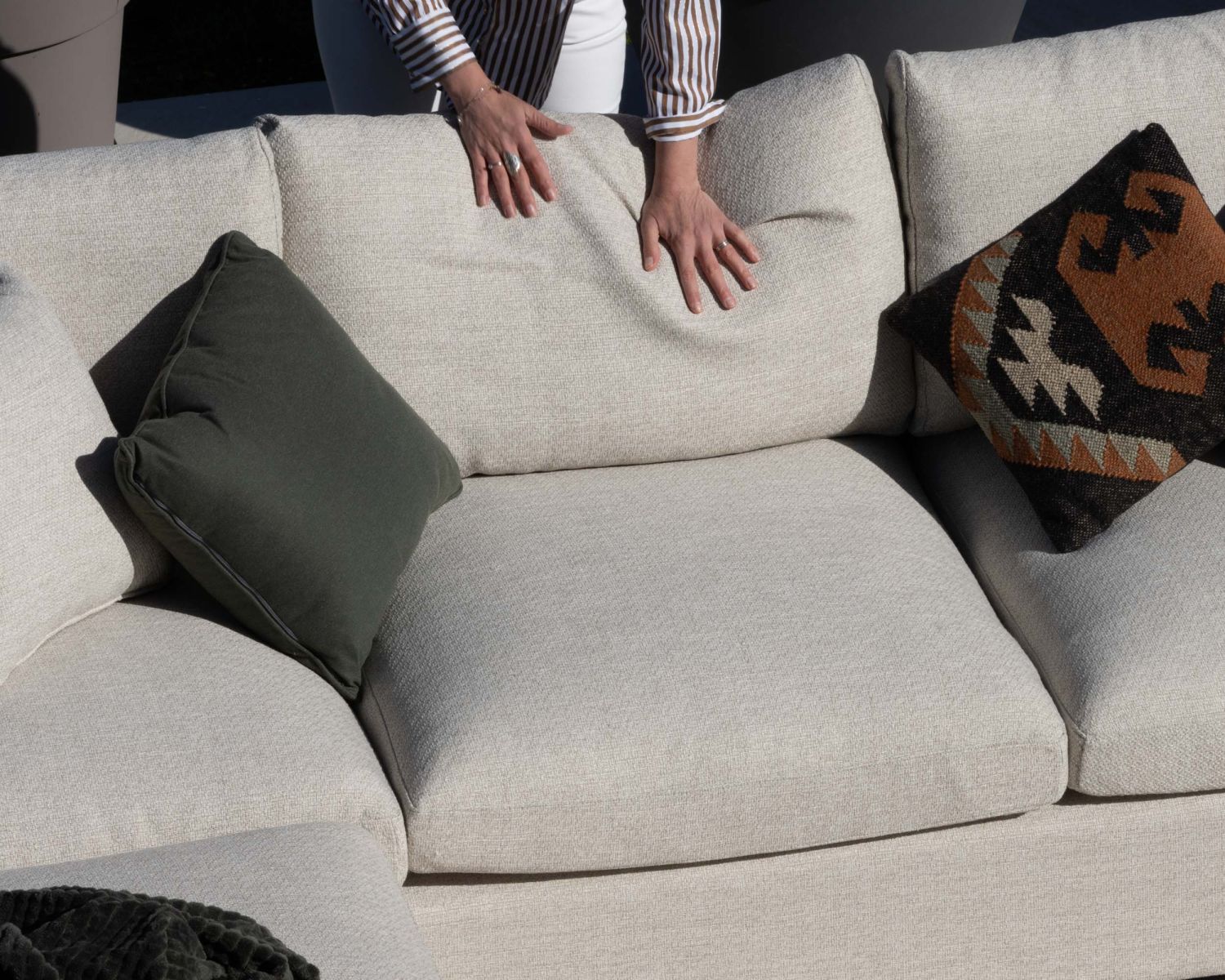 Canapé d'extérieur ultra confort avec ottoman en tissu écru chiné "Toliara" avec coussins décos kaki 