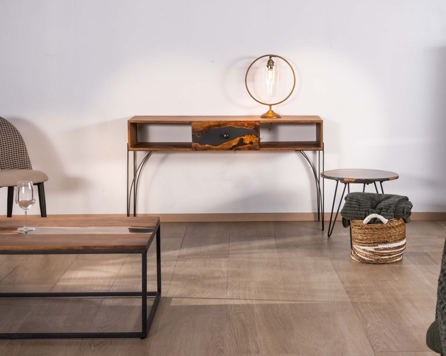 Petite table d'appoint ronde style ethnique en acacia et résine avec pieds métal "Membatu"