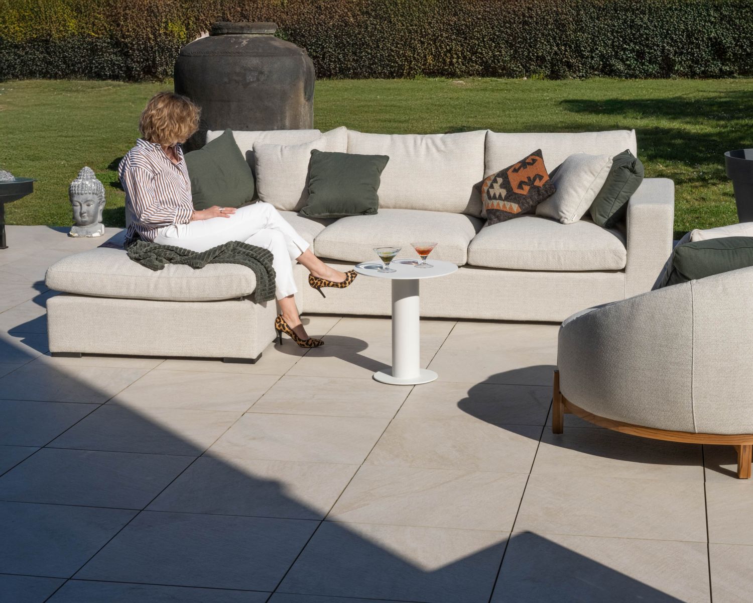 Canapé d'extérieur ultra confort avec ottoman en tissu écru chiné "Toliara" avec coussins décos kaki 