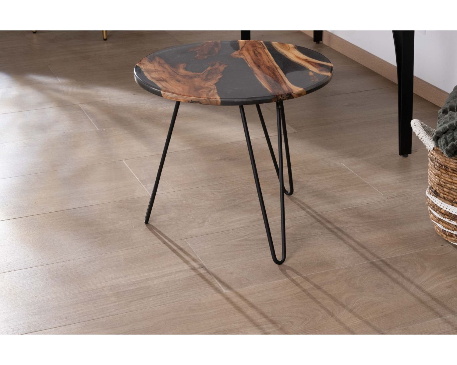 Petite table d'appoint ronde style ethnique en acacia et résine avec pieds métal "Membatu"