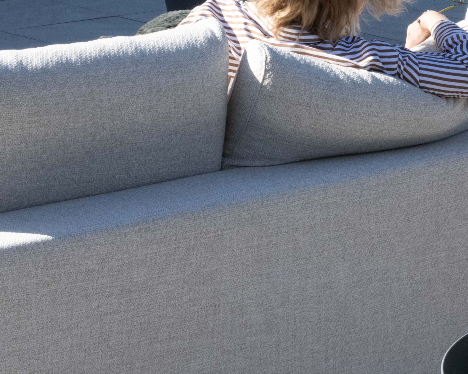 Canapé d'extérieur ultra confort en tissu beige chiné et coussins décos "Toliara" avec module ottoman