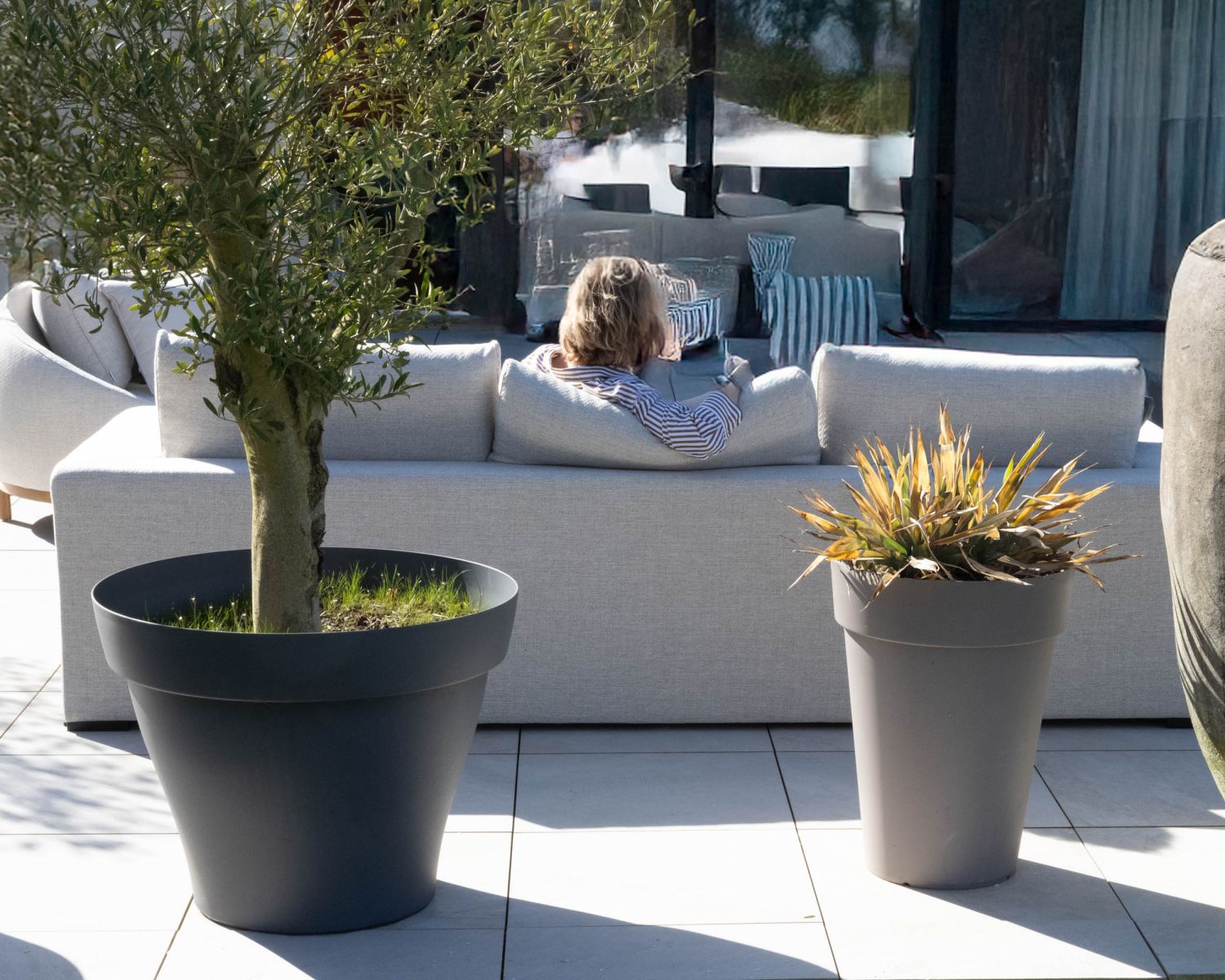 Canapé d'extérieur ultra confort en tissu beige chiné et coussins décos "Toliara" avec module ottoman