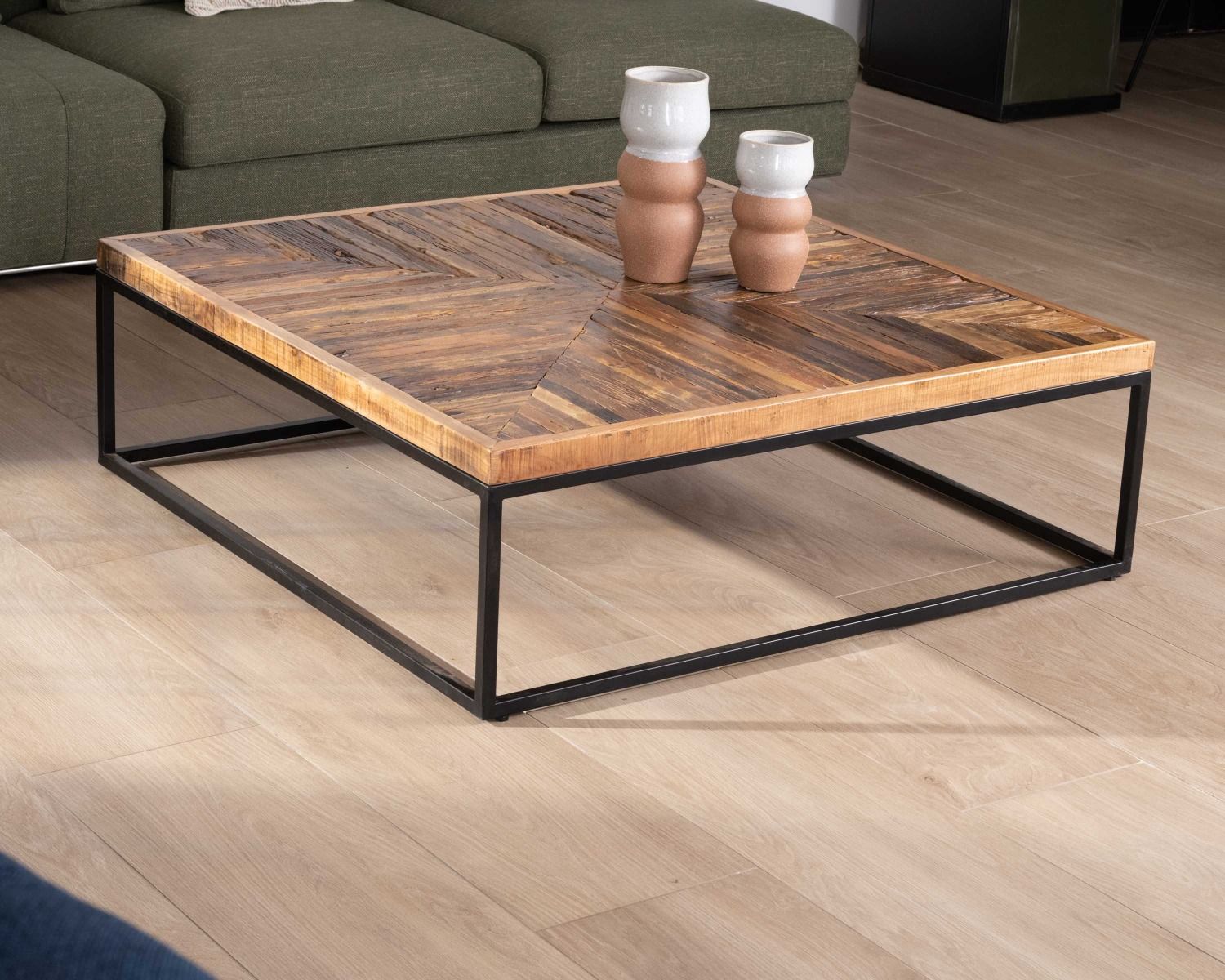 Table basse carrée finition chevrons acacia structure métal "Géonidum" 110cm
