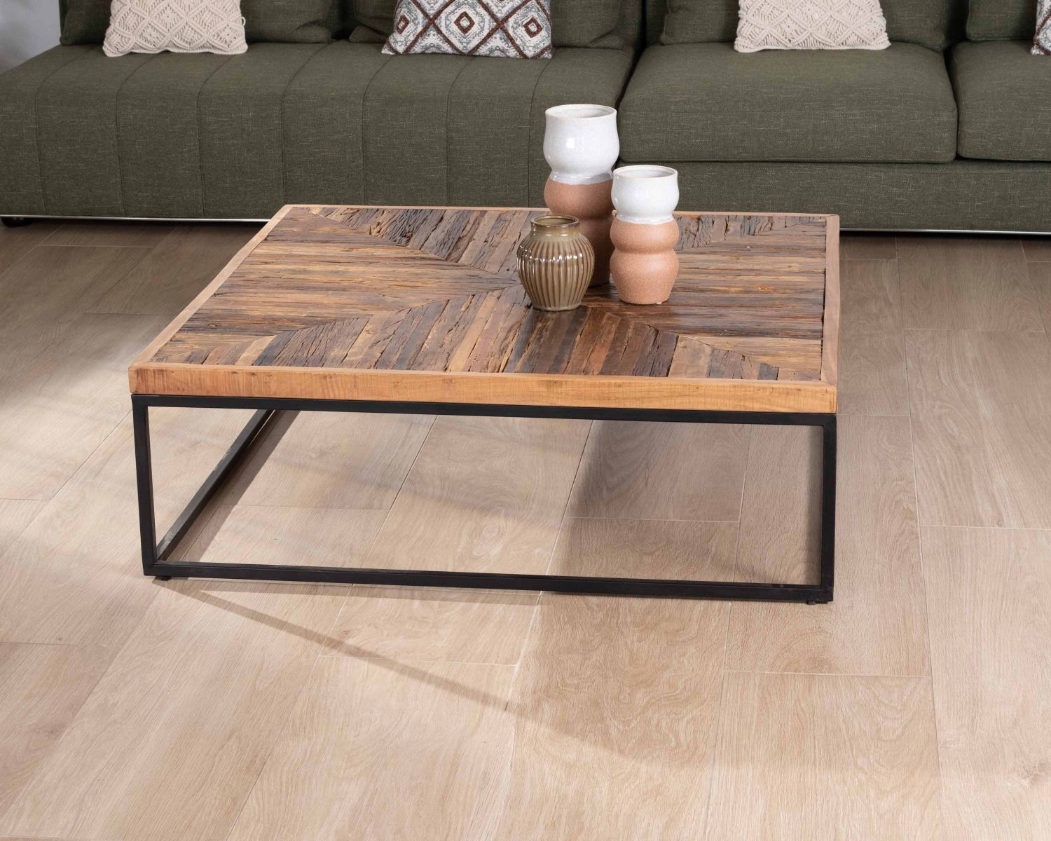 Table basse carrée finition chevrons acacia structure métal "Géonidum" 110cm