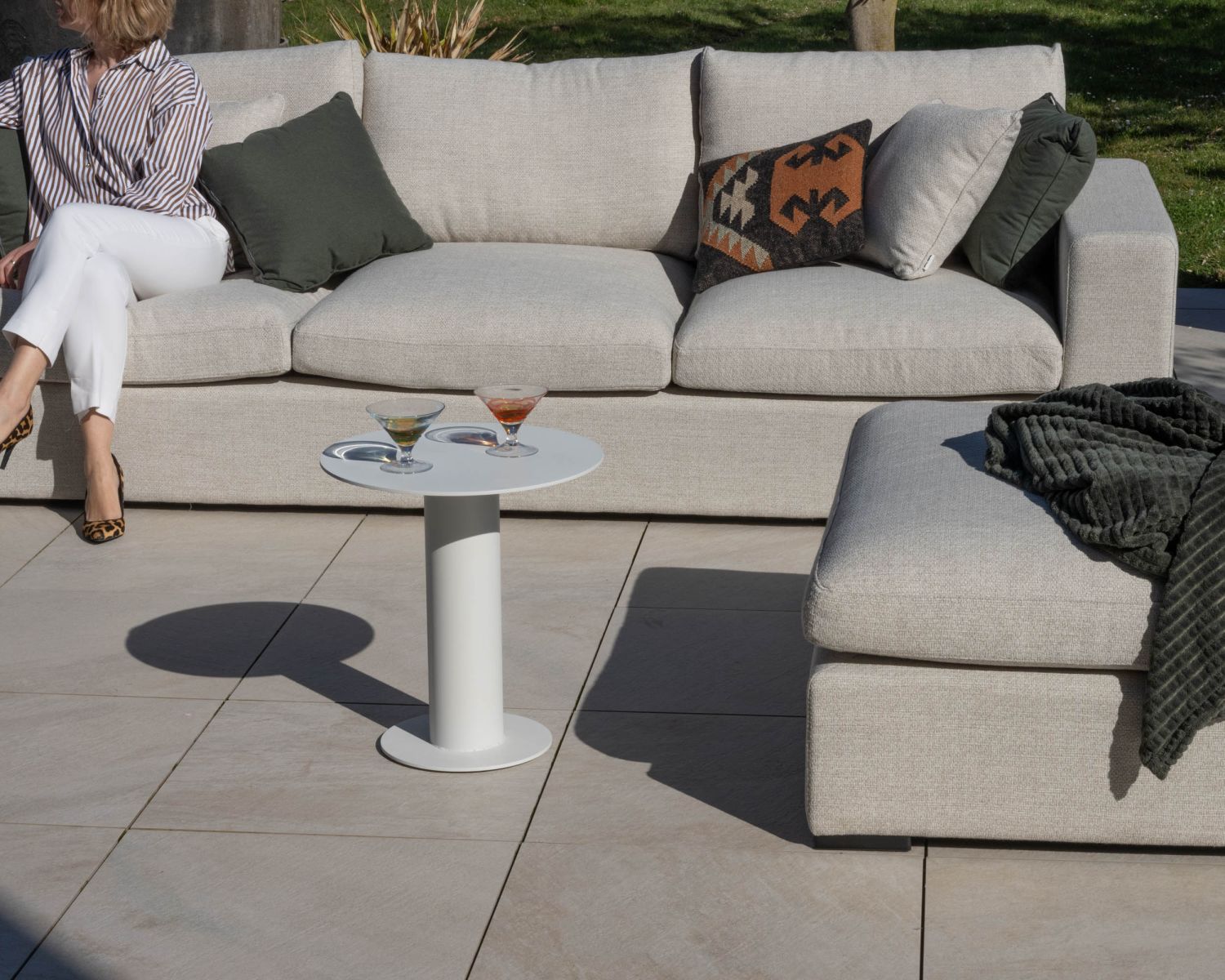 Canapé d'extérieur ultra confort avec ottoman en tissu écru chiné "Toliara" avec coussins décos kaki 