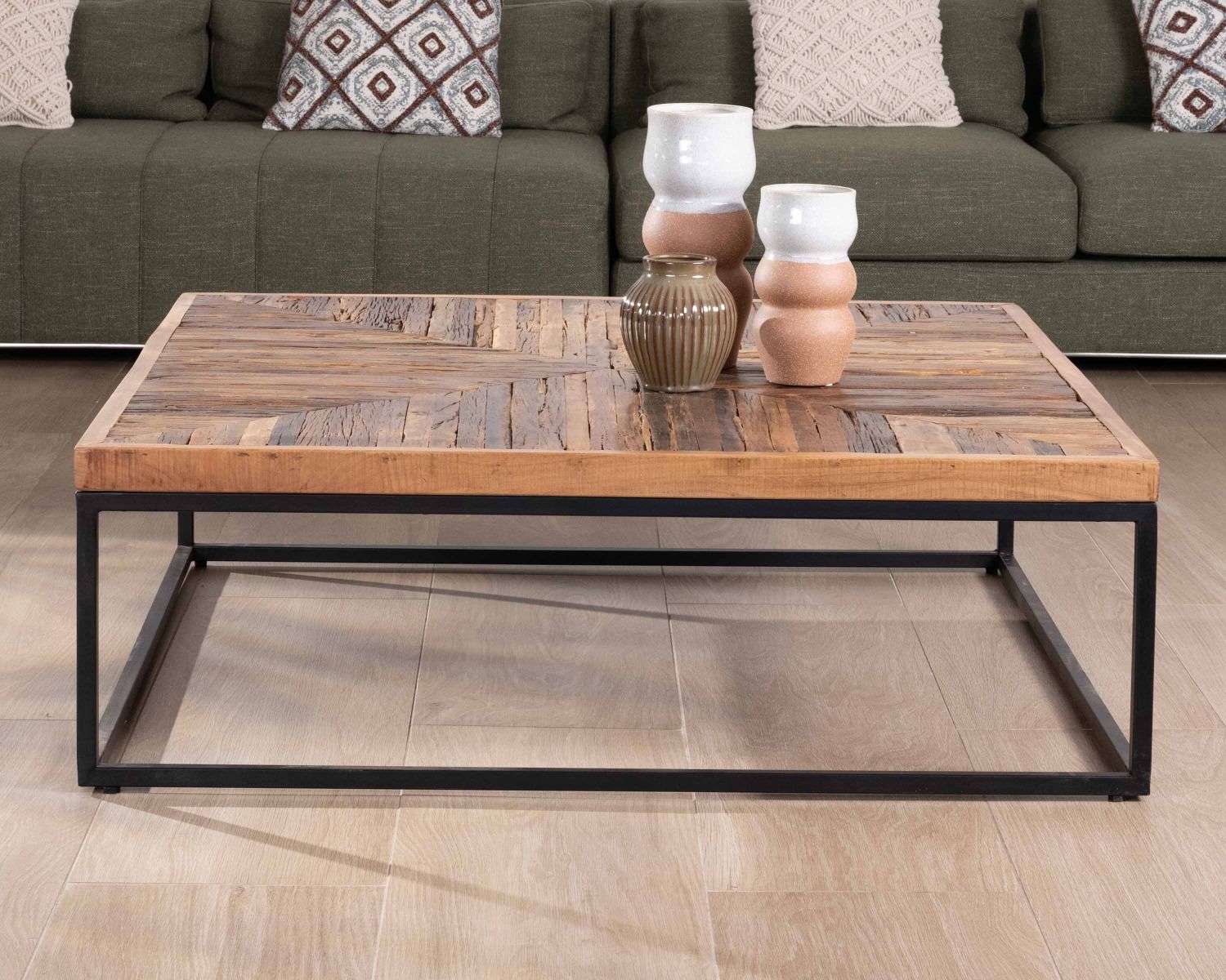 Table basse carrée finition chevrons acacia structure métal "Géonidum" 110cm