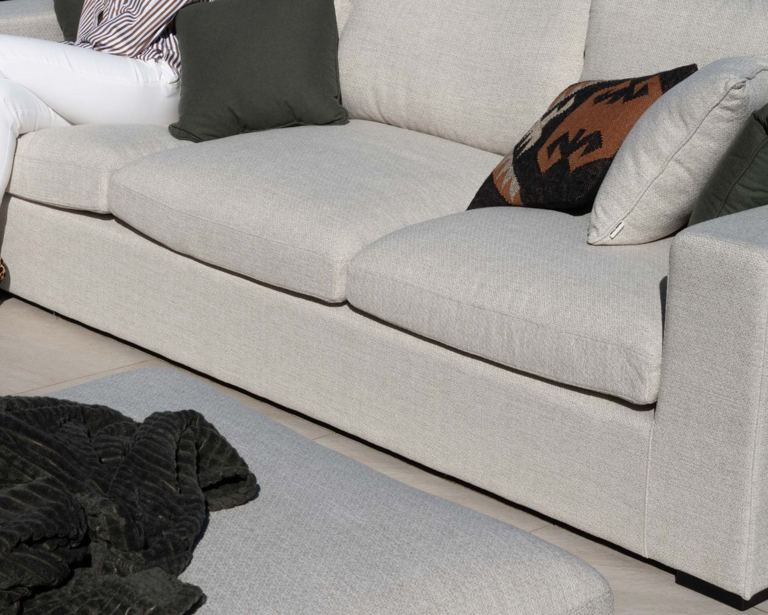 Canapé d'extérieur ultra confort avec ottoman en tissu écru chiné "Toliara" avec coussins décos kaki 