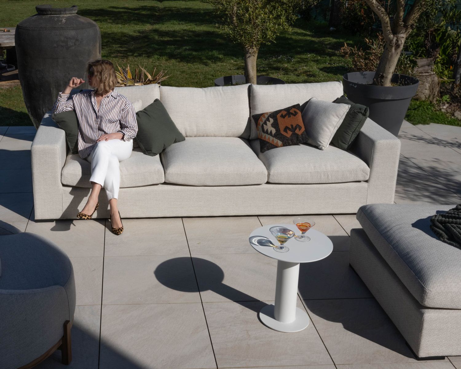 Canapé d'extérieur ultra confort avec ottoman en tissu écru chiné "Toliara" avec coussins décos kaki 