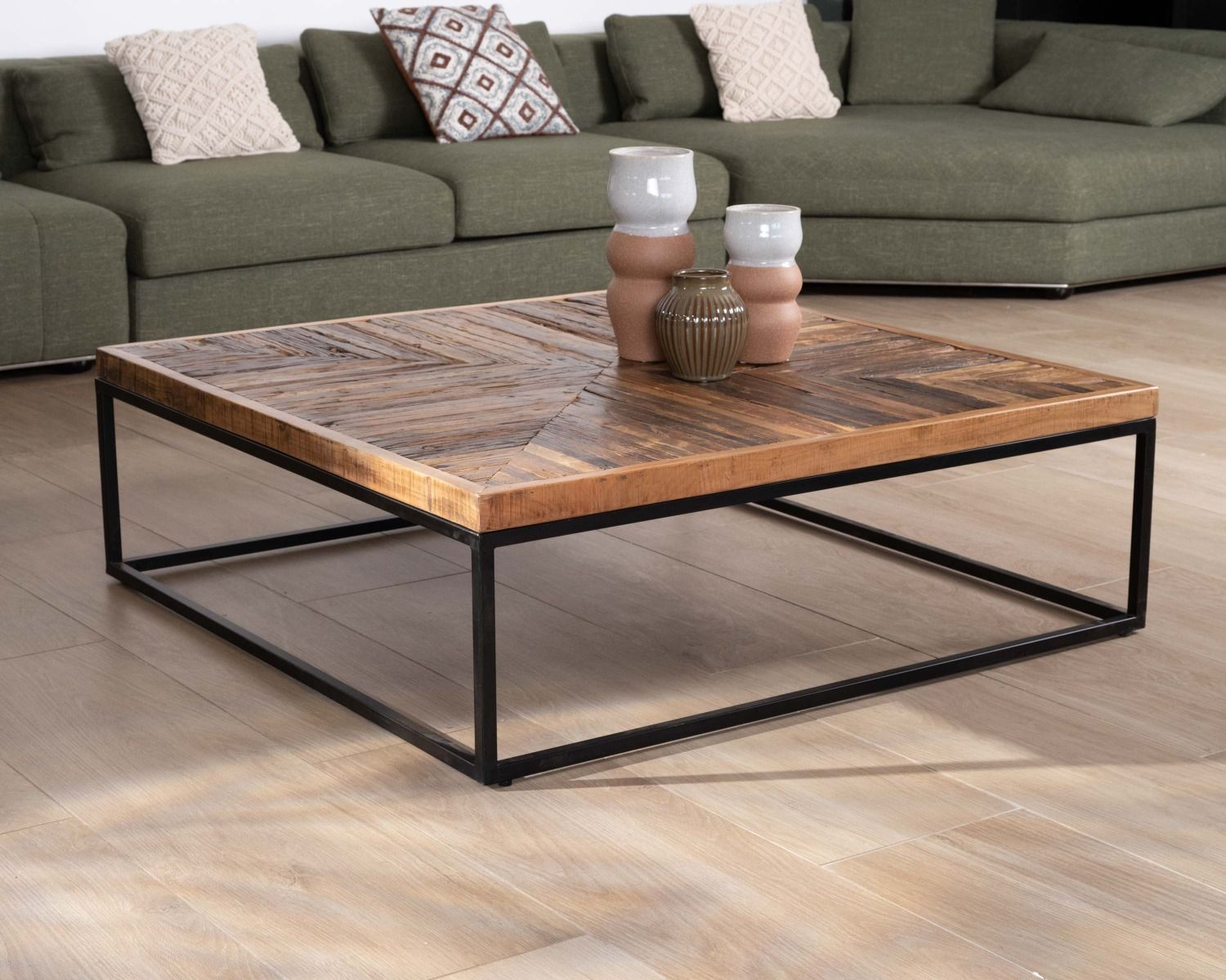 Table basse carrée finition chevrons acacia structure métal "Géonidum" 110cm