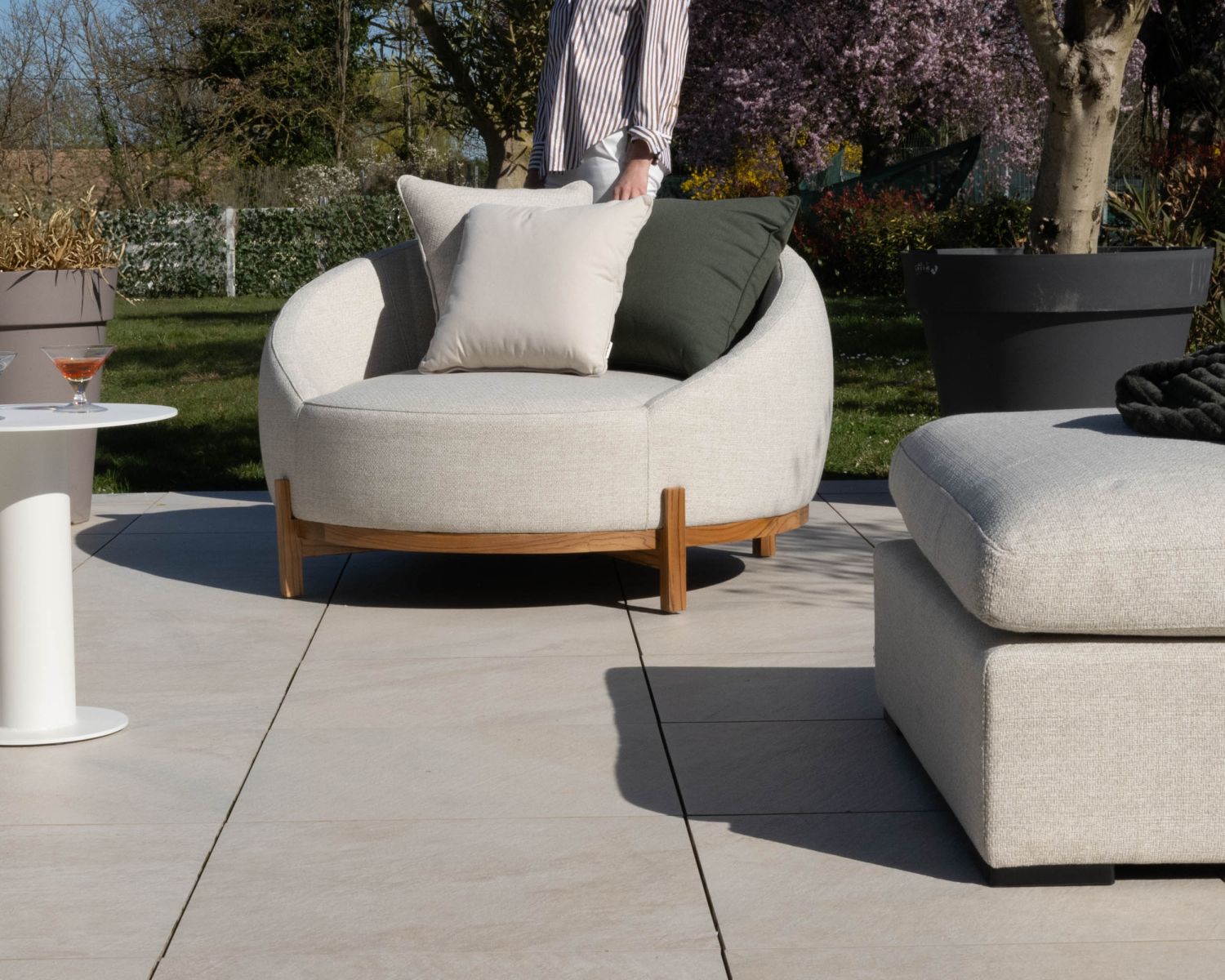 Chauffeuse ronde XL en tissu spécial extérieur blanc chiné "Roncobello" avec coussins déco