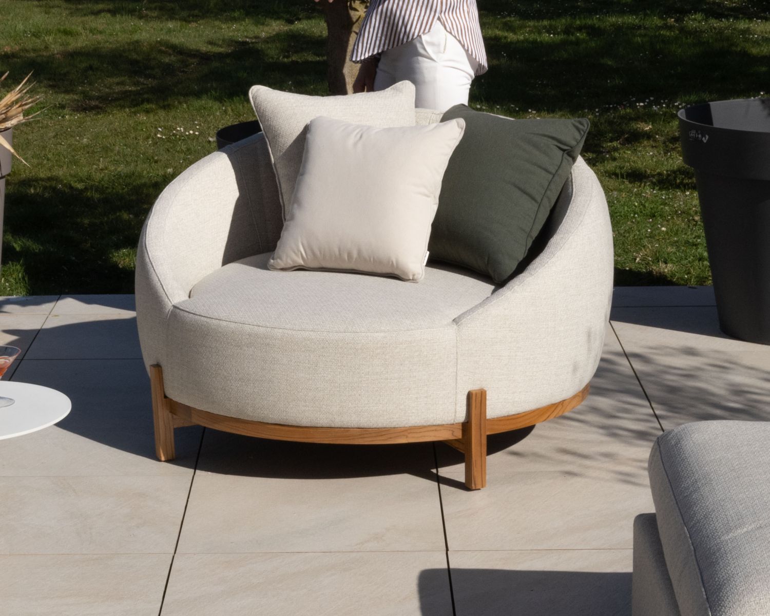 Chauffeuse ronde XL en tissu spécial extérieur blanc chiné "Roncobello" avec coussins déco