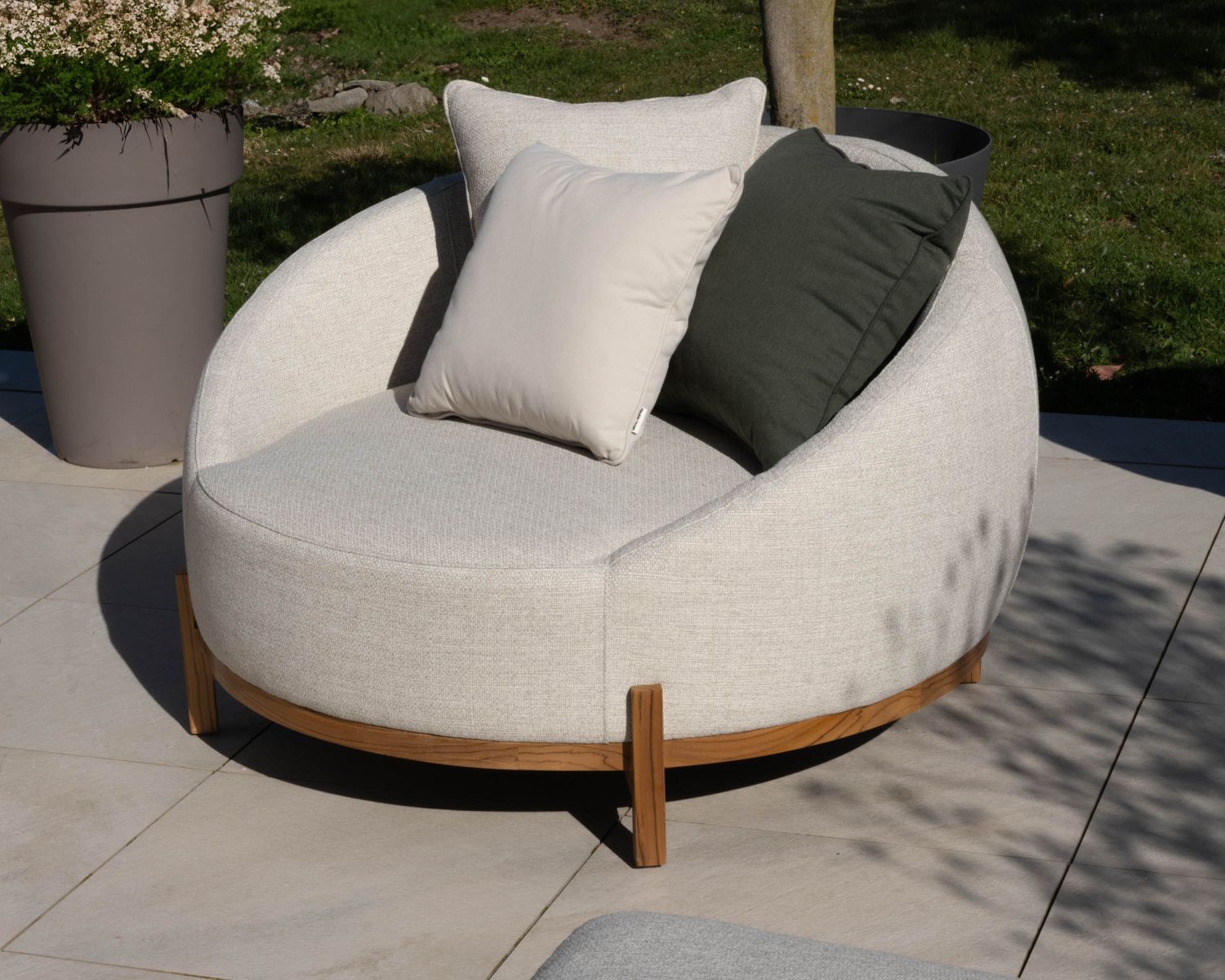 Chauffeuse ronde XL en tissu spécial extérieur blanc chiné "Roncobello" avec coussins déco