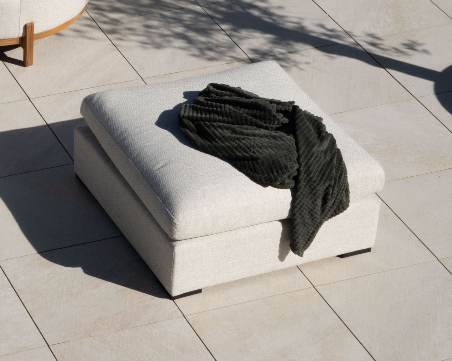 Canapé d'extérieur ultra confort en tissu beige chiné et coussins décos "Toliara" avec module ottoman