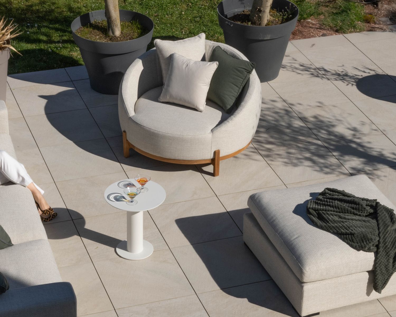 Chauffeuse ronde XL en tissu spécial extérieur blanc chiné "Roncobello" avec coussins déco