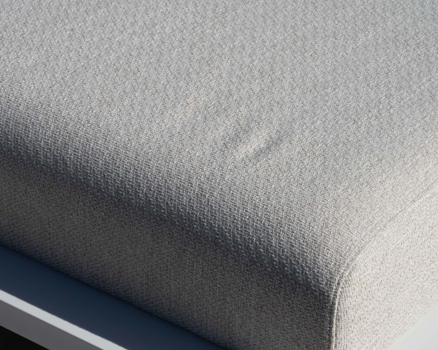 Bain de soleil haut de gamme 2 places "Nusa Pedina" en tissu écru et aluminium blanc