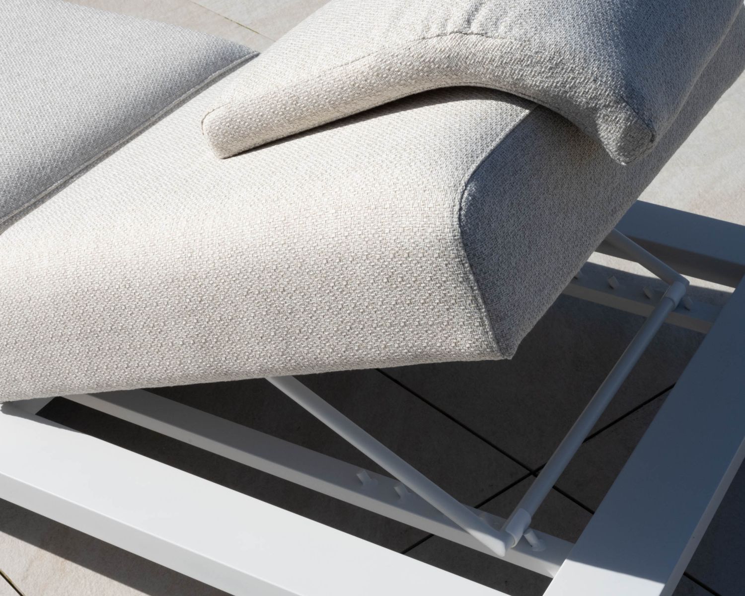 Bain de soleil haut de gamme en tissu écru et structure aluminium blanche "Nusa Pedina"