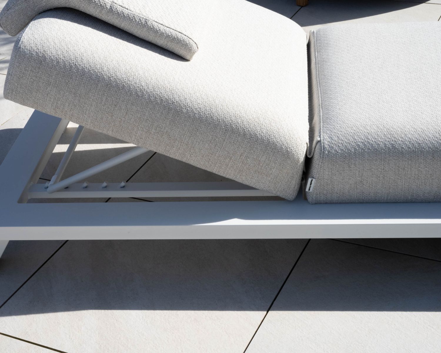 Bain de soleil haut de gamme en tissu écru et structure aluminium blanche "Nusa Pedina"