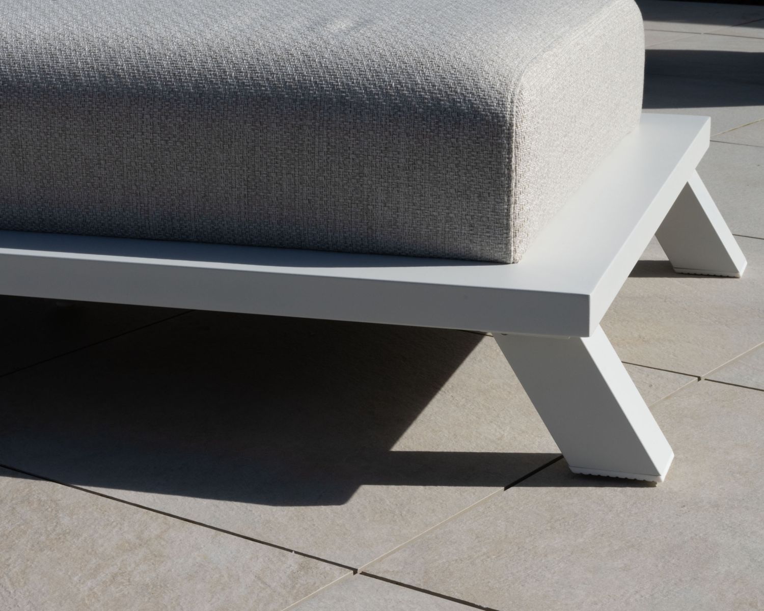 Bain de soleil haut de gamme en tissu écru et structure aluminium blanche "Nusa Pedina"