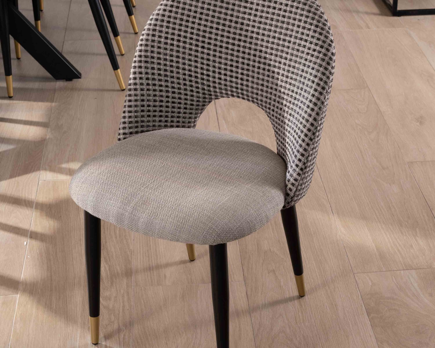 Lot de 2 chaises en tissu taupe et pieds métal laqué noir "Vermont"