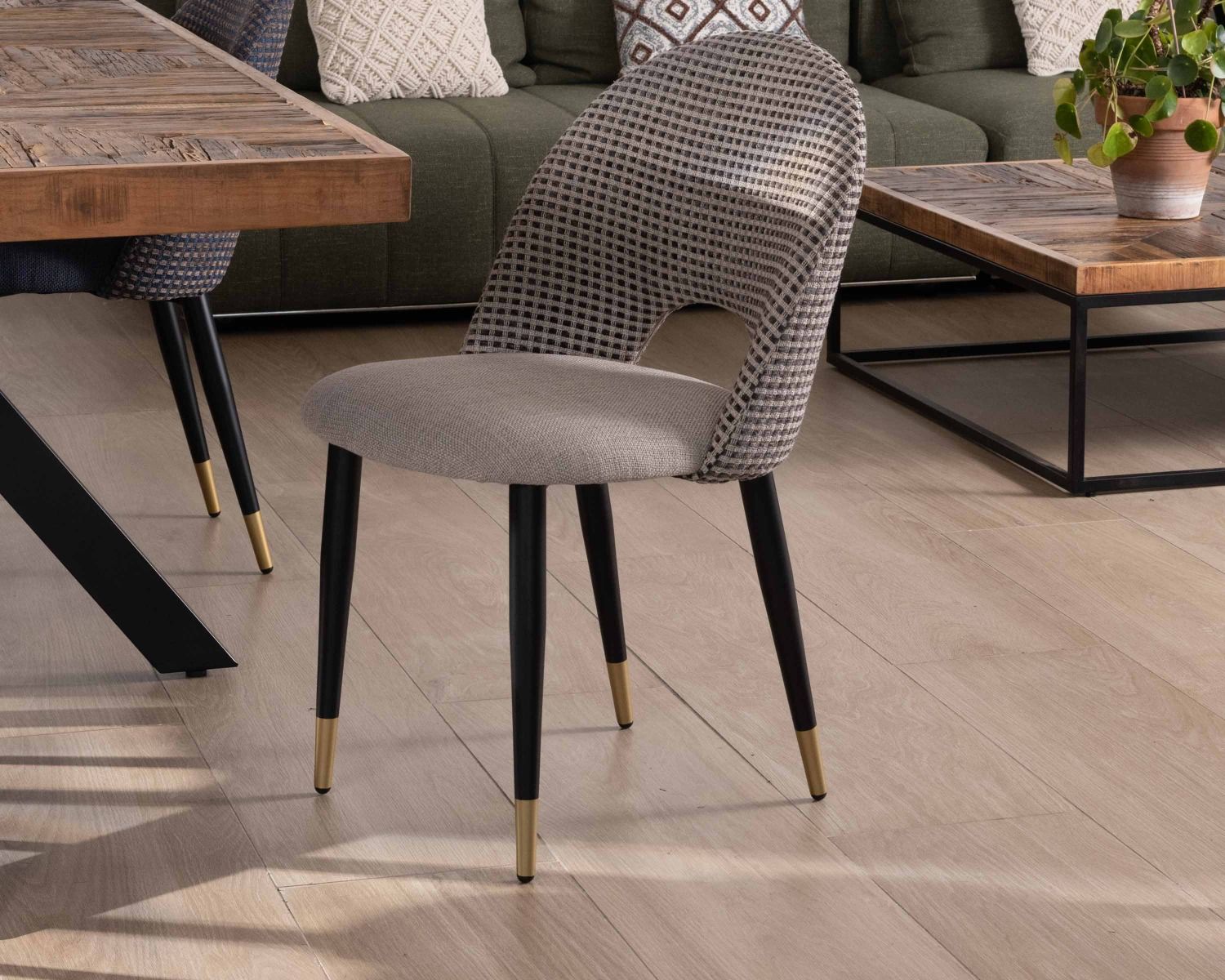 Lot de 2 chaises en tissu taupe et pieds métal laqué noir "Vermont"