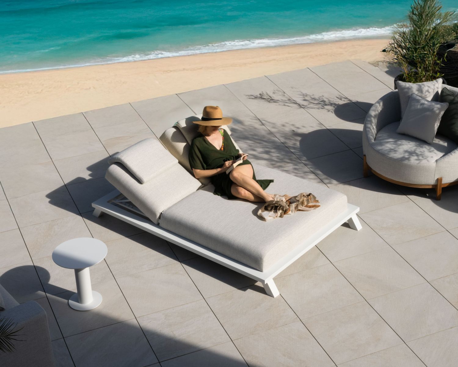 Bain de soleil haut de gamme 2 places "Nusa Pedina" en tissu écru et aluminium blanc