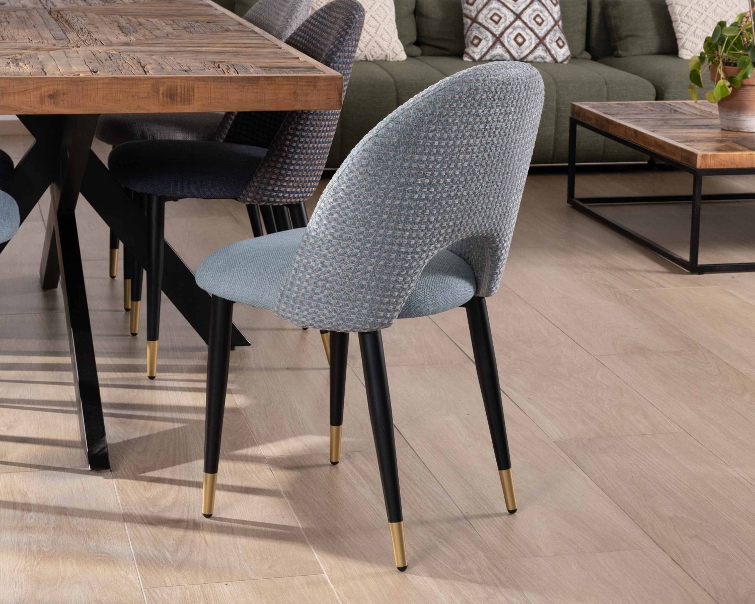 Lot de 2 chaises en tissu bleu clair et pieds métal laqué noir "Vermont"