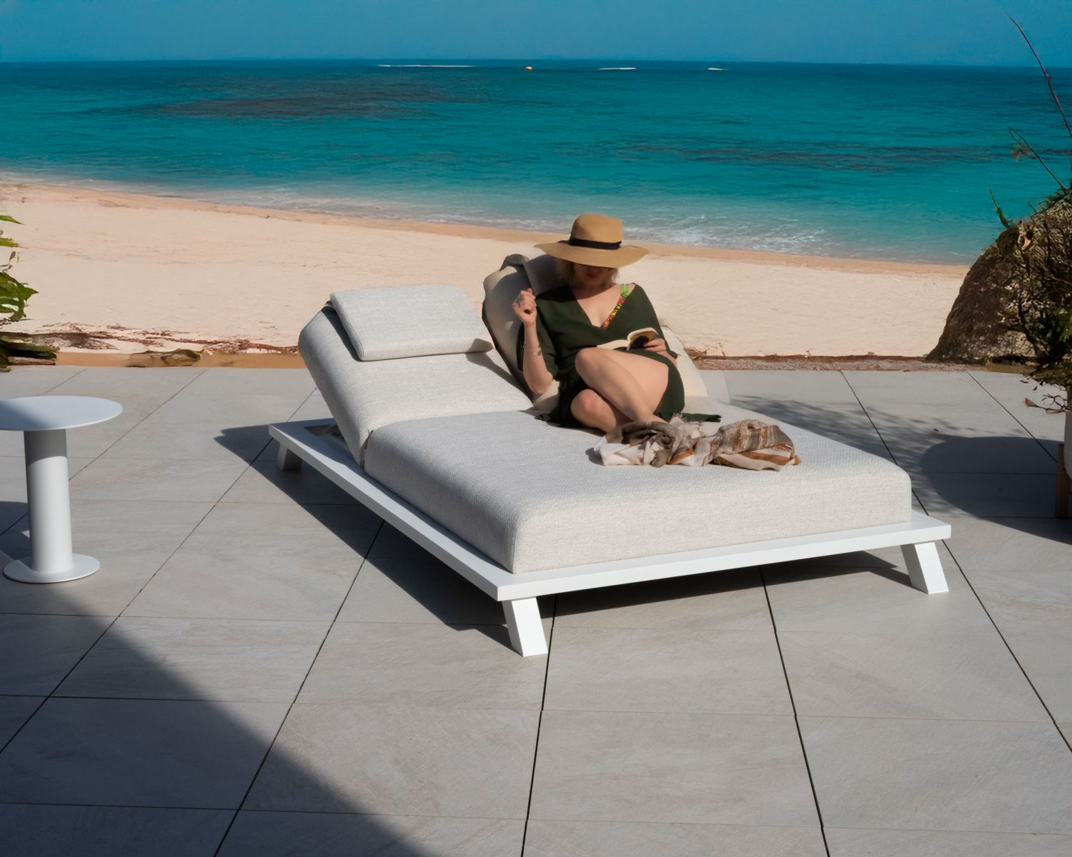 Bain de soleil haut de gamme 2 places "Nusa Pedina" en tissu écru et aluminium blanc