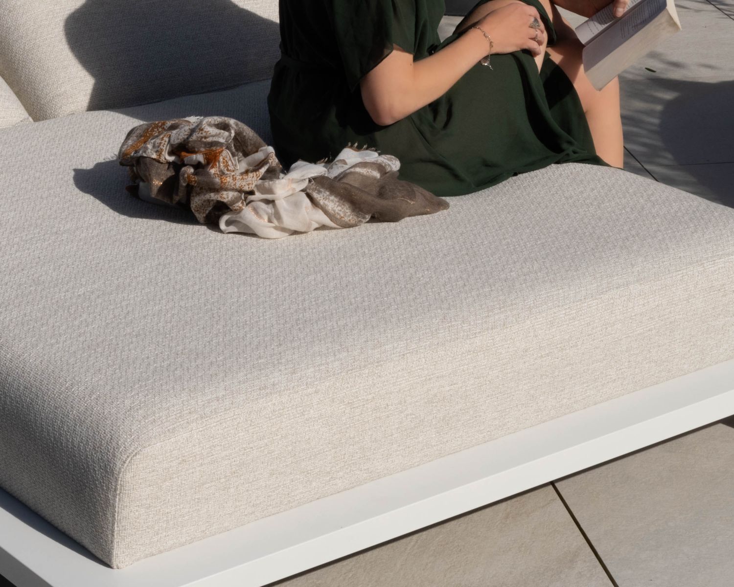 Bain de soleil haut de gamme 2 places "Nusa Pedina" en tissu écru et aluminium blanc