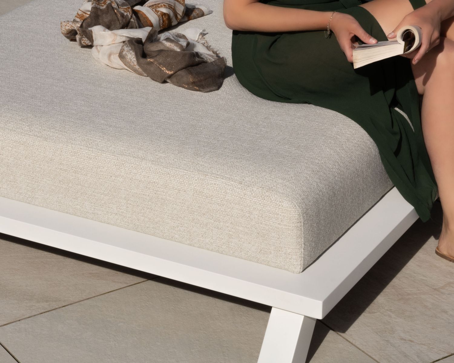 Bain de soleil haut de gamme 2 places "Nusa Pedina" en tissu écru et aluminium blanc