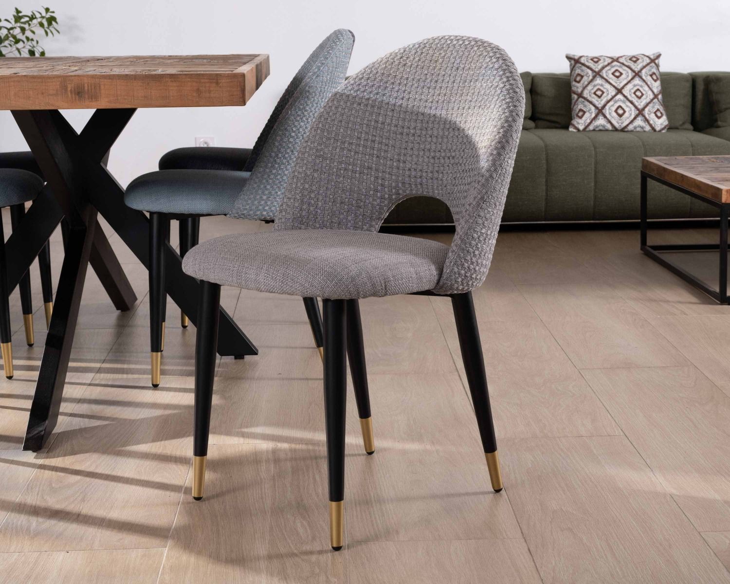 Lot de 2 chaises en tissu gris et pieds métal laqué noir "Vermont"