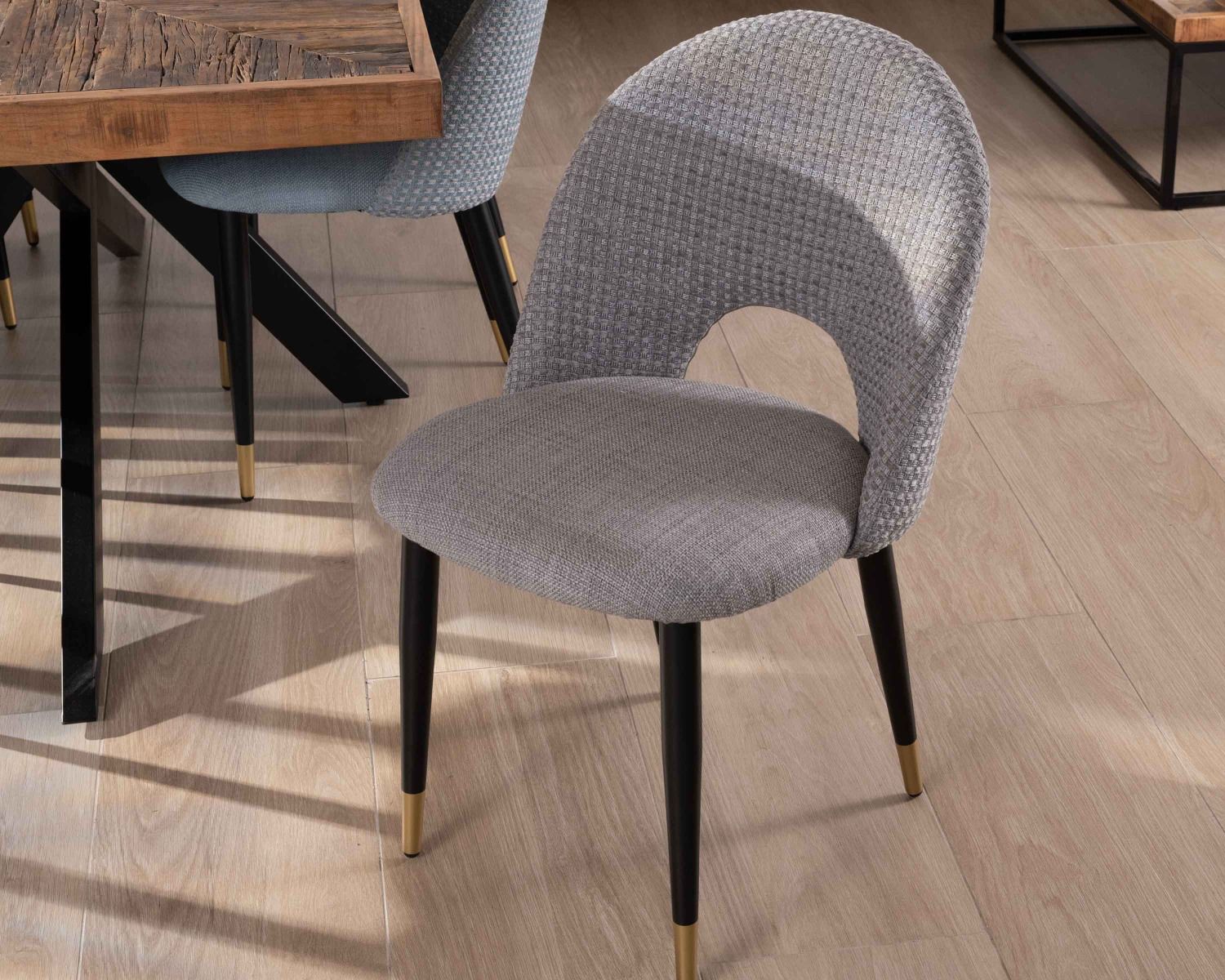 Lot de 2 chaises en tissu gris et pieds métal laqué noir "Vermont"