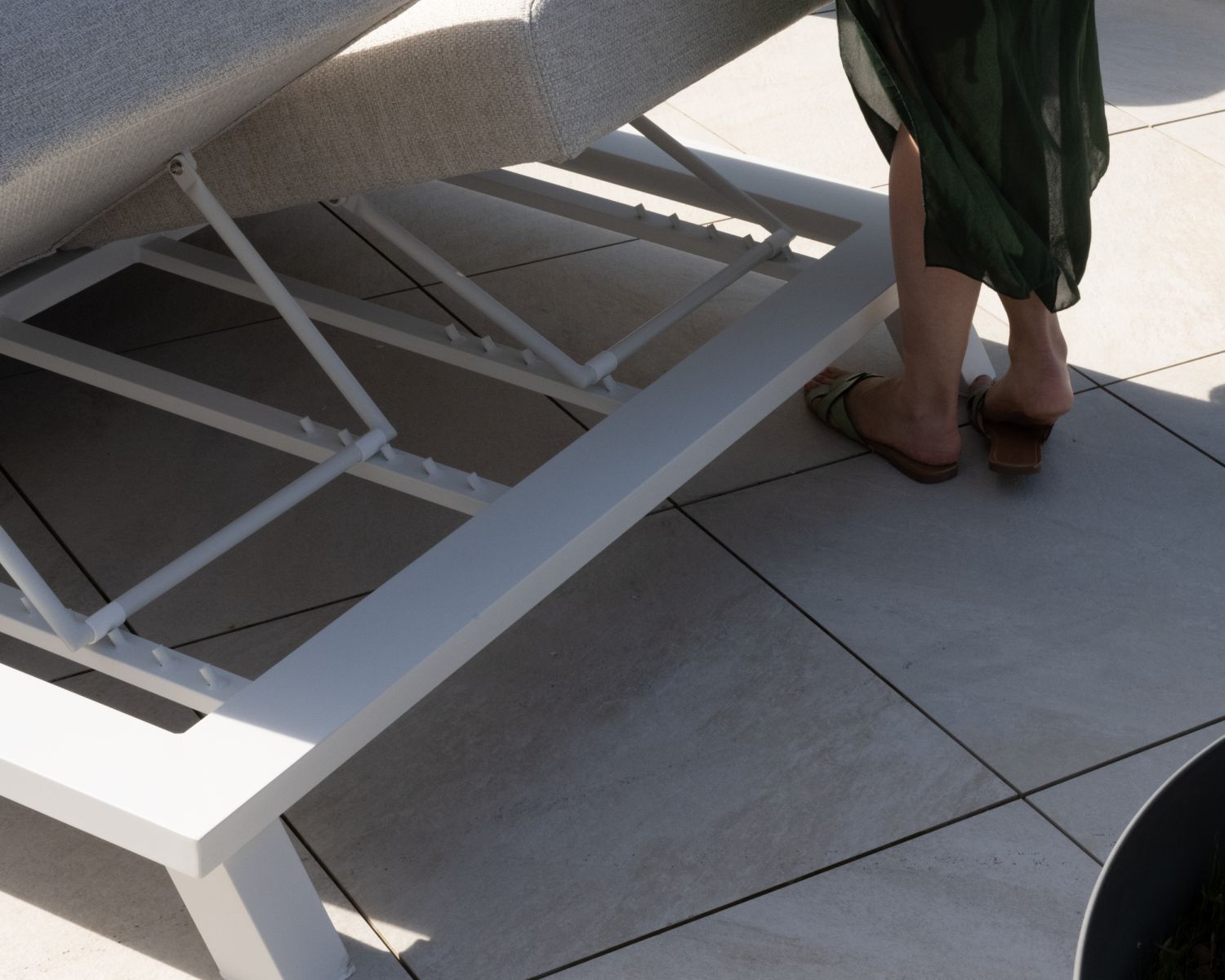 Bain de soleil haut de gamme 2 places "Nusa Pedina" en tissu écru et aluminium blanc