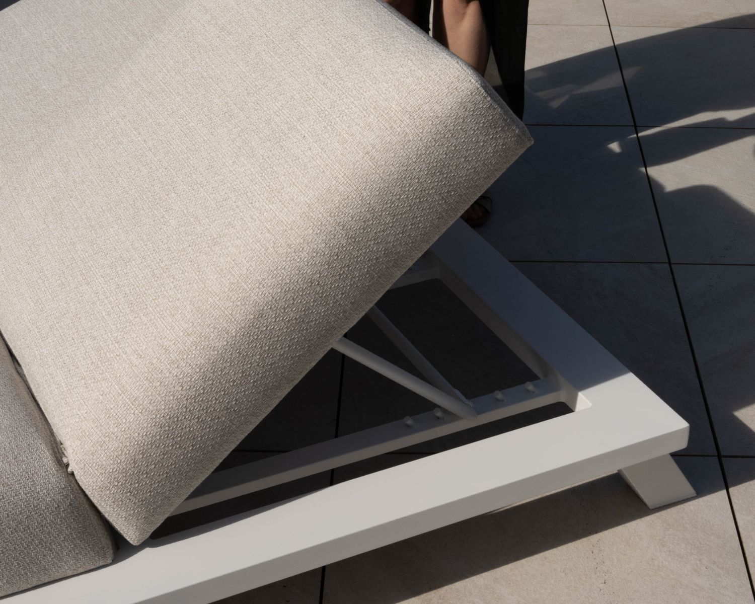 Bain de soleil haut de gamme 2 places "Nusa Pedina" en tissu écru et aluminium blanc