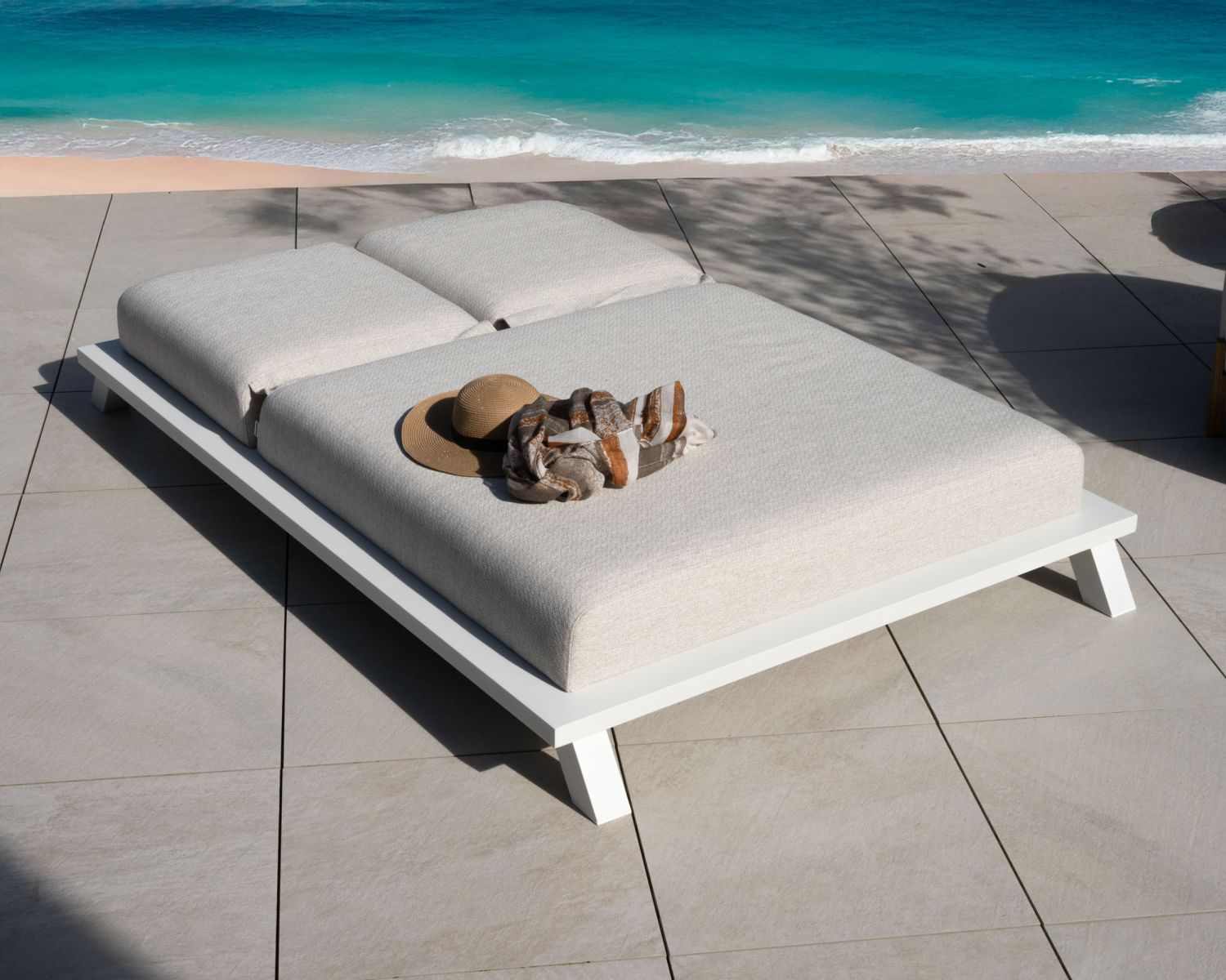 Bain de soleil haut de gamme 2 places "Nusa Pedina" en tissu écru et aluminium blanc