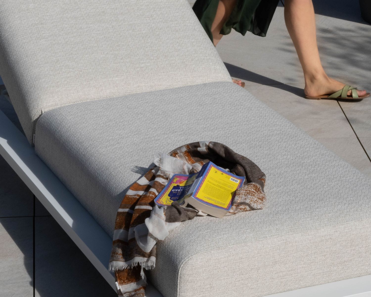 Bain de soleil haut de gamme en tissu écru et structure aluminium blanche "Nusa Pedina"