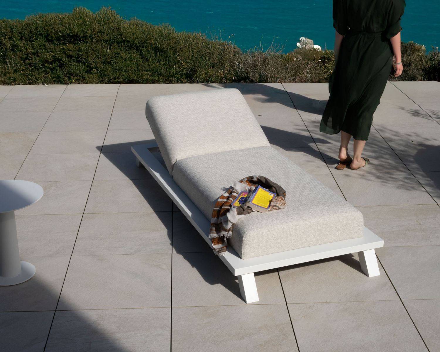 Bain de soleil haut de gamme en tissu écru et structure aluminium blanche "Nusa Pedina"