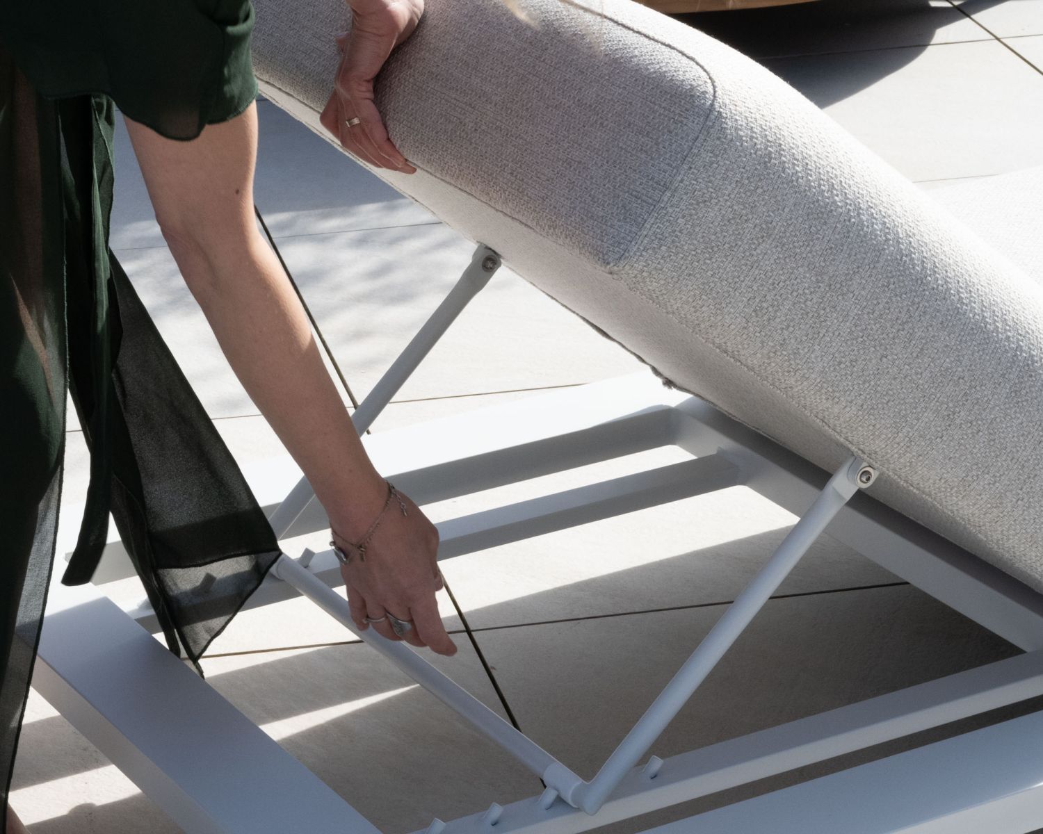 Bain de soleil haut de gamme en tissu écru et structure aluminium blanche "Nusa Pedina"