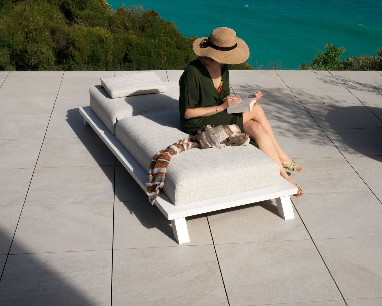 Bain de soleil haut de gamme en tissu écru et structure aluminium blanche "Nusa Pedina"