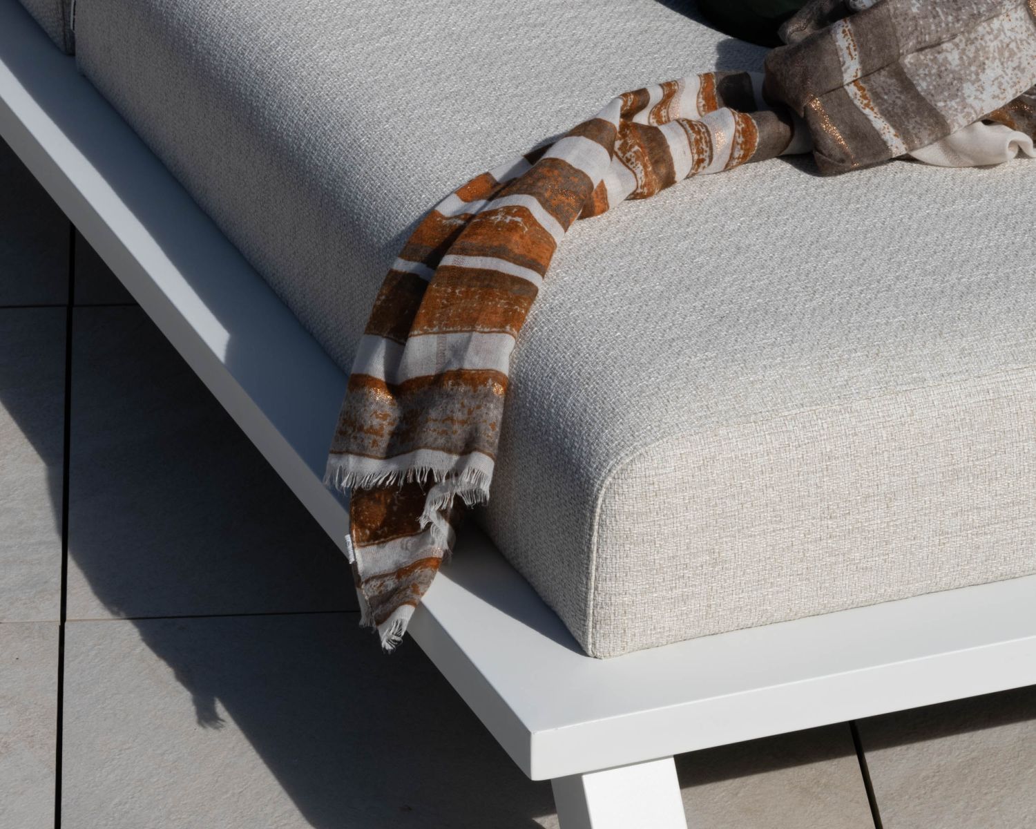 Bain de soleil haut de gamme en tissu écru et structure aluminium blanche "Nusa Pedina"