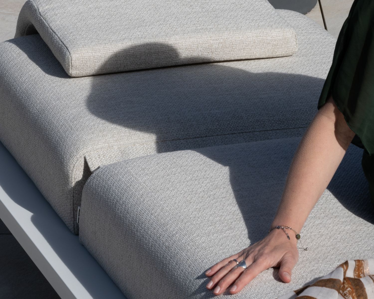 Bain de soleil haut de gamme en tissu écru et structure aluminium blanche "Nusa Pedina"