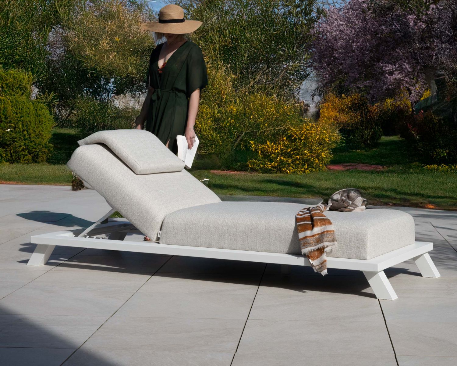 Bain de soleil haut de gamme en tissu écru et structure aluminium blanche "Nusa Pedina"