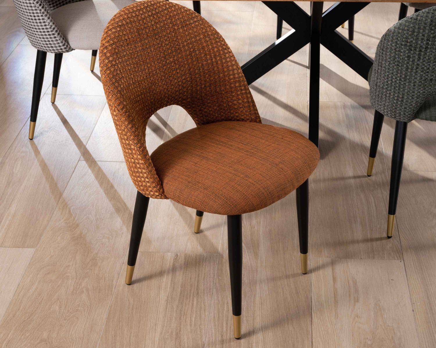 Lot de 2 chaises en tissu rouille et pieds métal laqué noir "Vermont"