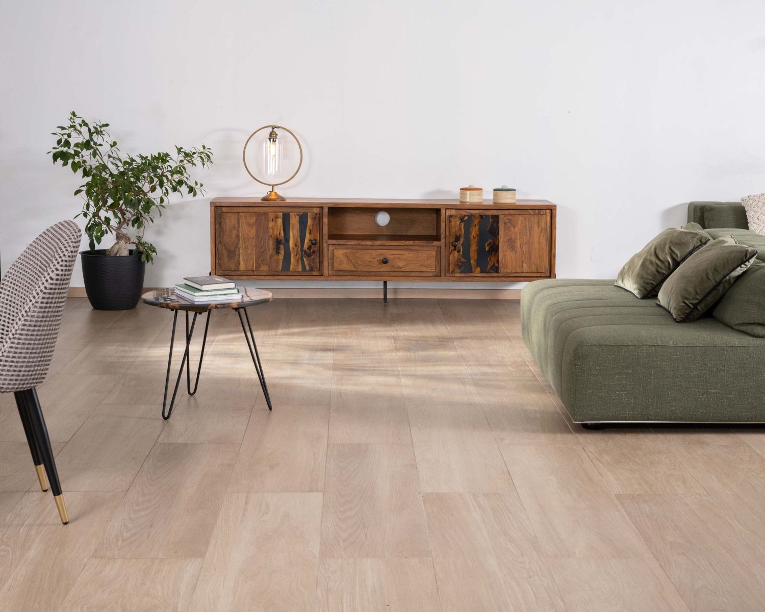 Grand meuble TV 200cm style ethnique avec motif résine "Membatu" acacia massif et piètement métal