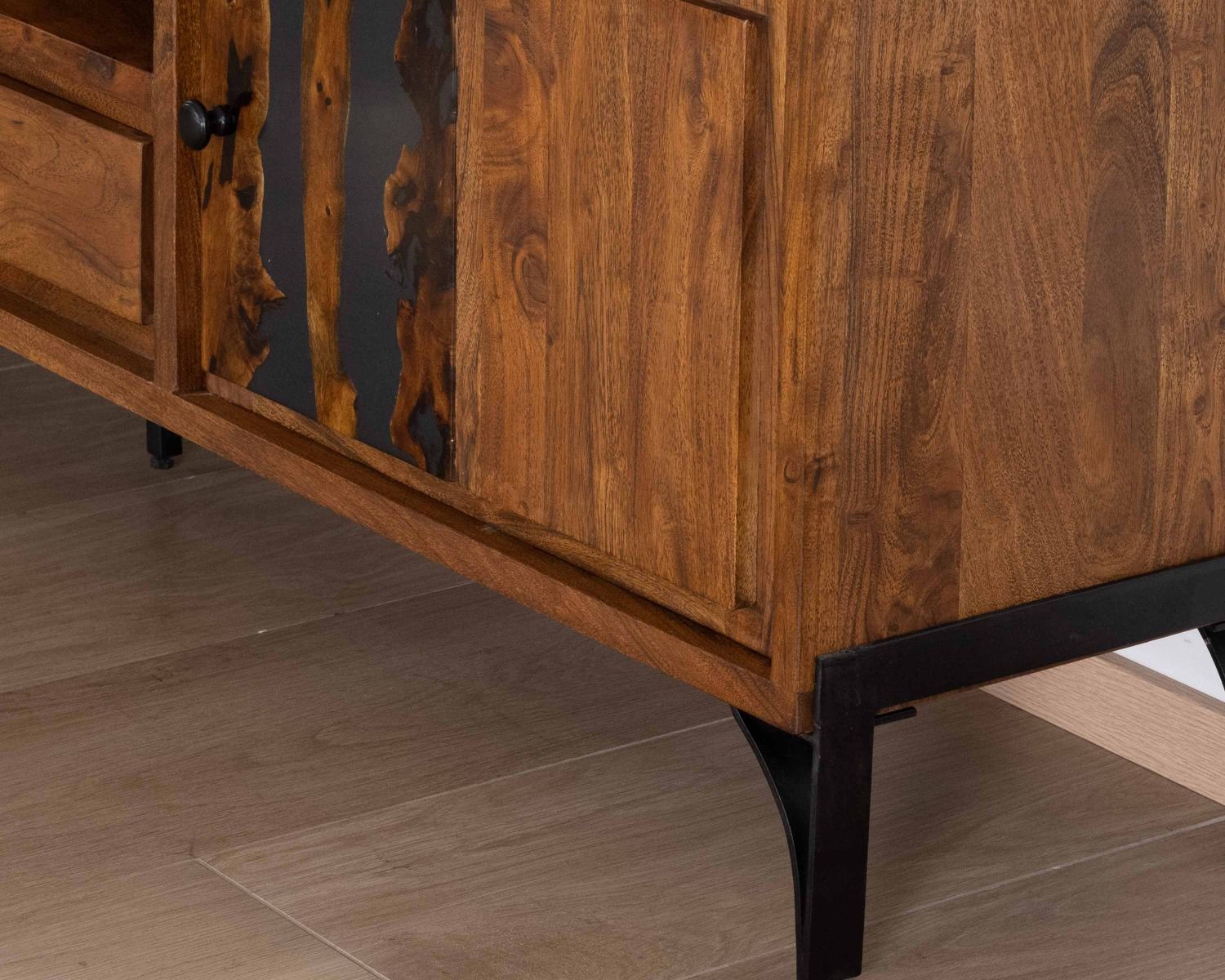 Grand meuble TV 200cm style ethnique avec motif résine "Membatu" acacia massif et piètement métal