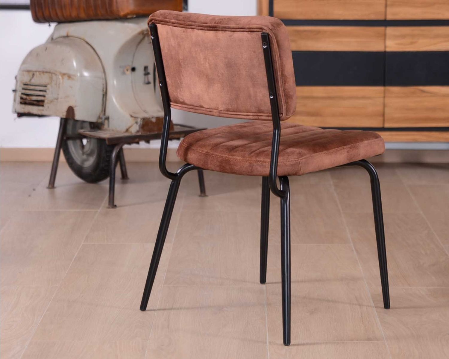 Lot de 2 chaises style rétro velours chocolat et métal noir "Lia"