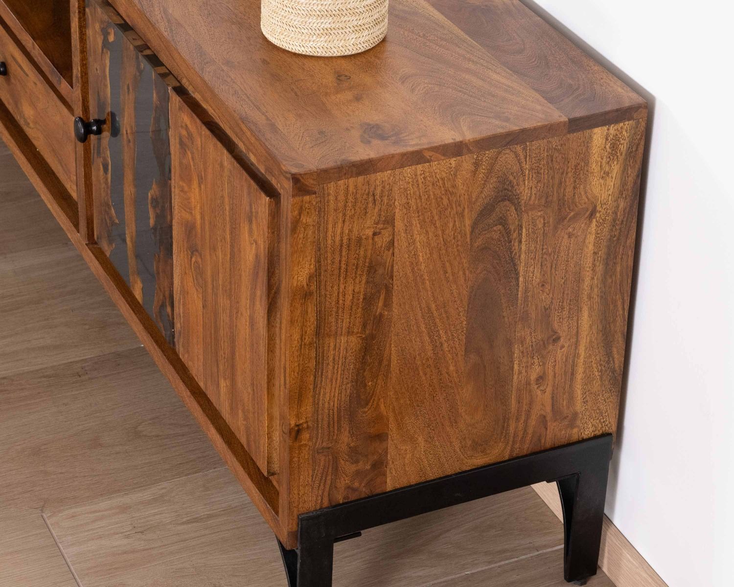 Grand meuble TV 200cm style ethnique avec motif résine "Membatu" acacia massif et piètement métal