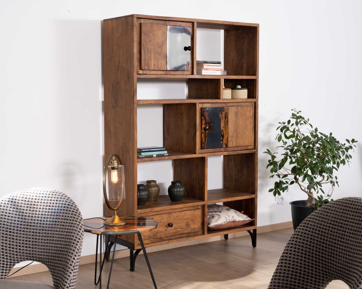 Petite table d'appoint ronde style ethnique en acacia et résine avec pieds métal "Membatu"