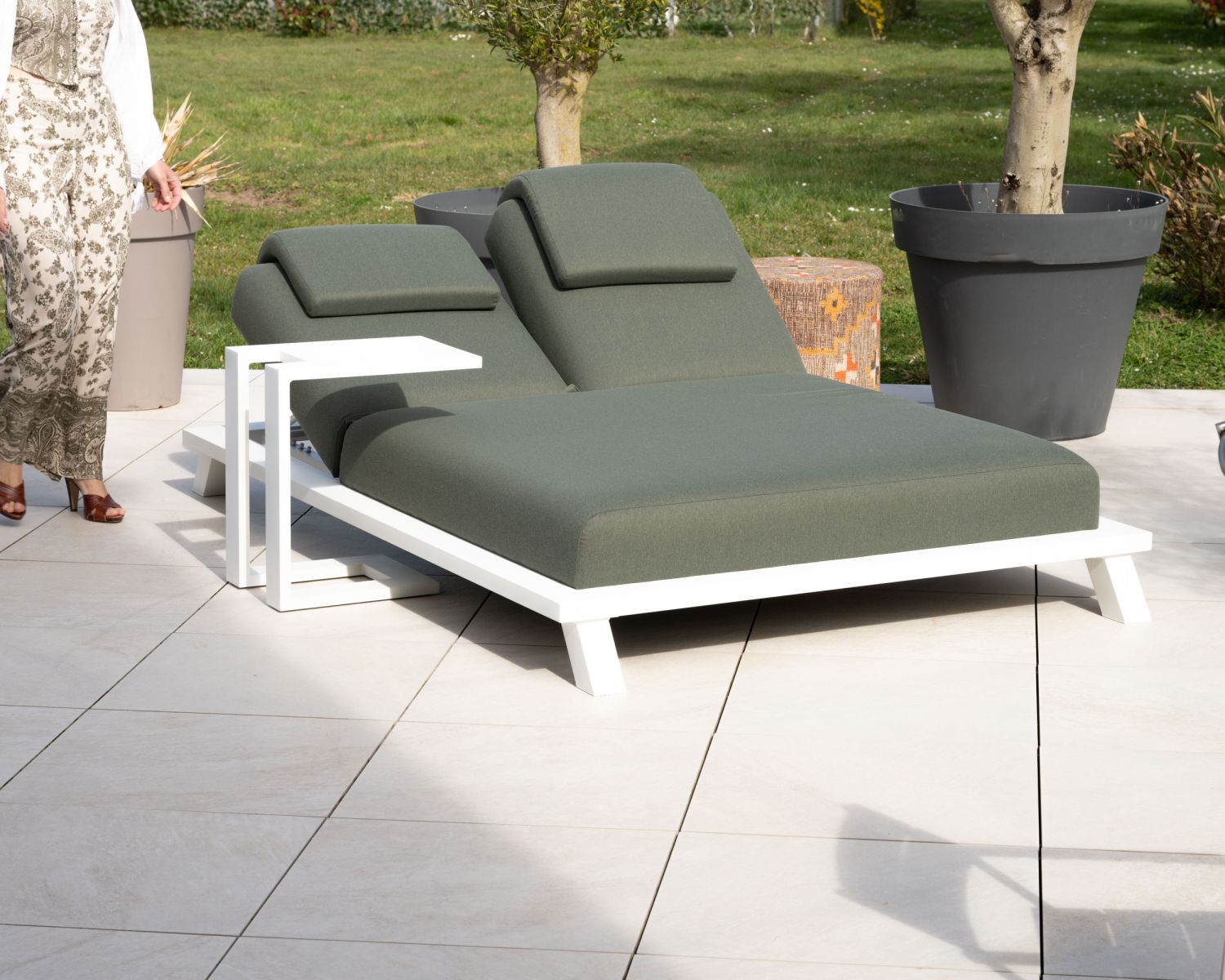 Bain de soleil haut de gamme 2 places "Nusa Pedina" en tissu kaki et aluminium blanc